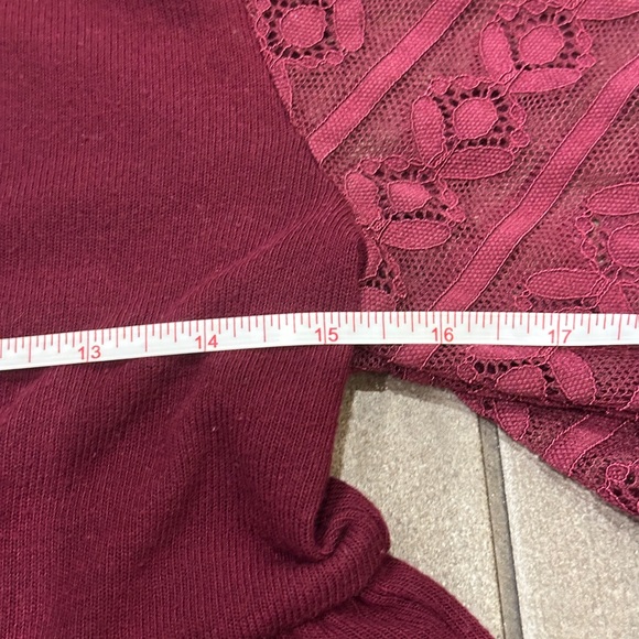 ❤️ BOGO FREE ❤️ Suzanne Betro S Maroon Peplum Top Bell Sleeves & Lace Detail - Picture 4 of 5